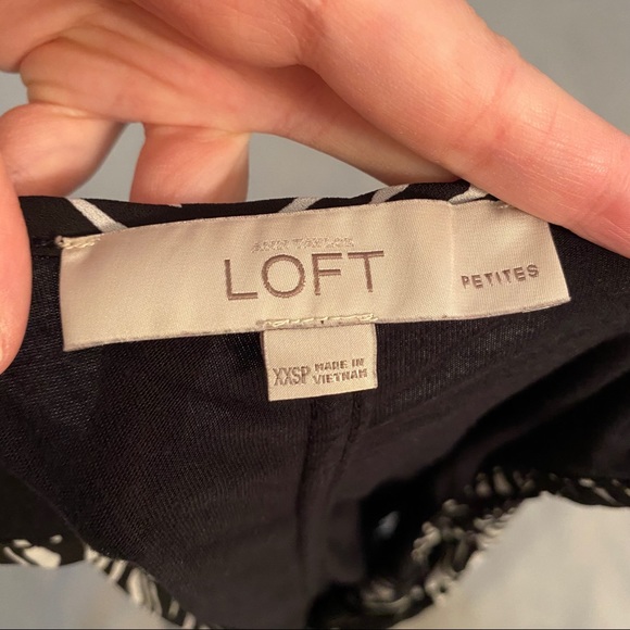 LOFT fern black and white patterned sleeveless blouse - Picture 3 of 5